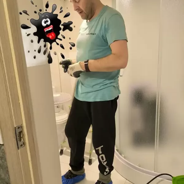 Dezinficētājs meistars cimdos un bahilās sagatavošana: Pelējuma sēnes noņemšana uz sienas.