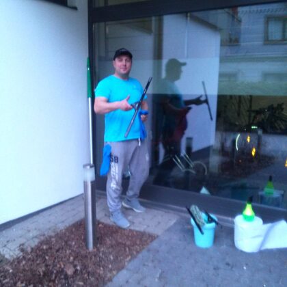 Мойщик окон мытье витринного окна в Риге, Юрмале, Латвии клининговые услуги мойка окон