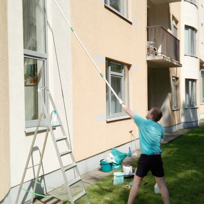 Мойка окон телескопическим катом 6 метров со стороны улицы мытье окон по Риге и Латвии