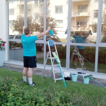 Мойщик окон распыляет жидкость: для мытья окон на стекла мойка окон: Рига, Юрмала, Латвия
