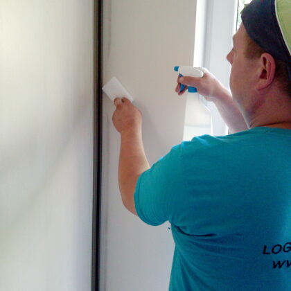 Профессиональная уборка квартир в Риге уборщик моет стену в квартире