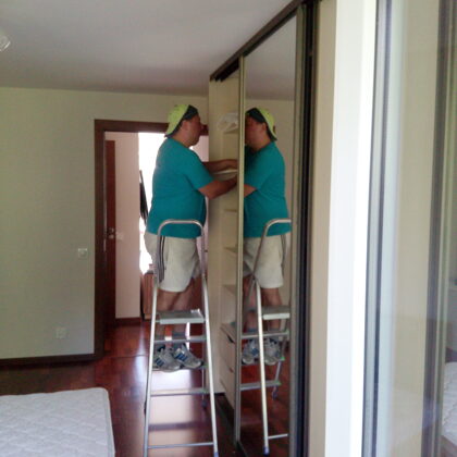 Генеральная уборка дома в Риге мойщик убирает и моет в шкафу