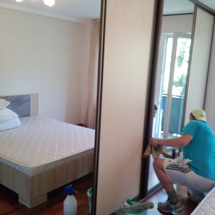 Генеральная уборка домов по всей Риге и Латвии мытье зеркала в квартире