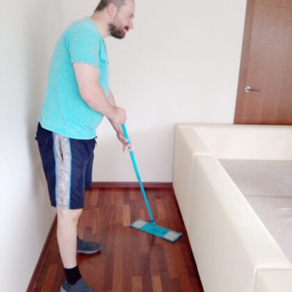 Уборка квартиры и дома: Рига, Юрмала, Латвия уборщик моет полы в квартире