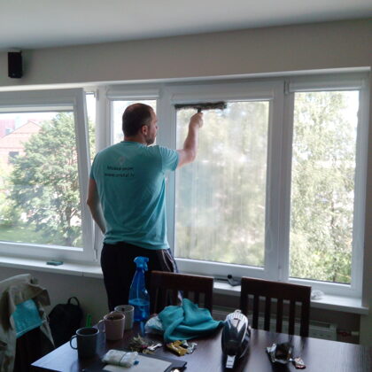 Мойка окон уборка в Риге мытье окна внутри квартиры