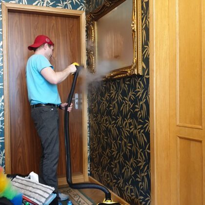 Чистка мебели горячим паром Рига уборщик очищает раму зеркала