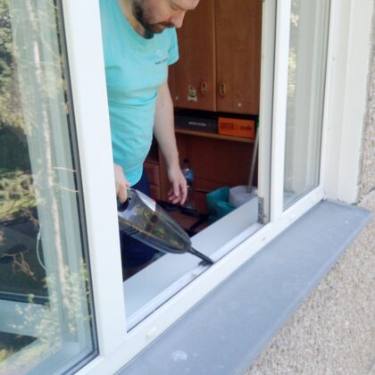 Чистка оконных рам при заказе мытья окон в городе Риге Латвия 