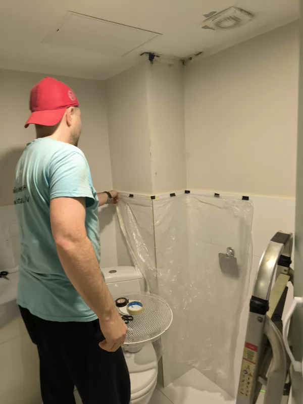 Meistars ozonizators gatavojas melnā pelējuma noņemšanai Rīgā (Dmitrijs)