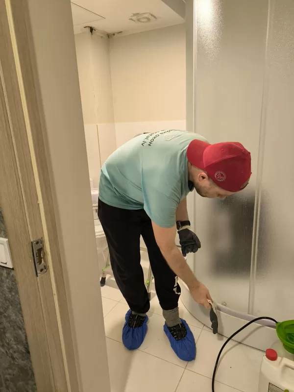 Sagatavošanās darbi pelējuma noņemšanai, sienas pārklāšana ar plēvi (Dmitrijs)