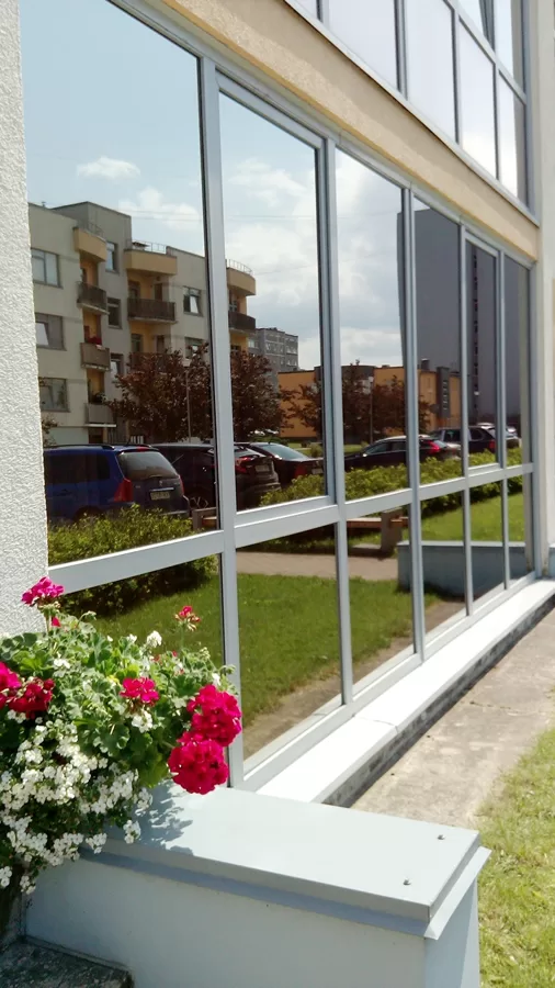 Витринное окно - стекло кристально чисто вымытое сервис кристалл мытье окон уборка в доме