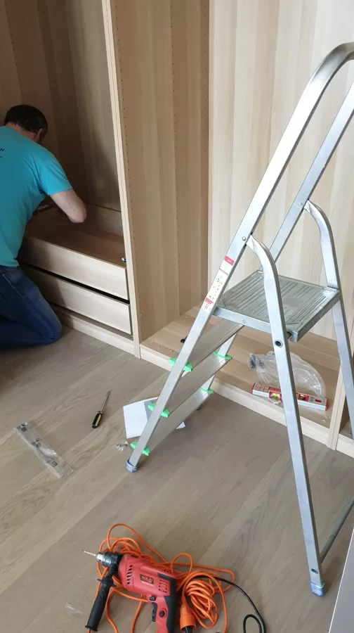 Муж на час сборка мебели Ikea у клиента на дому в Риге, Юрмале, Латвии