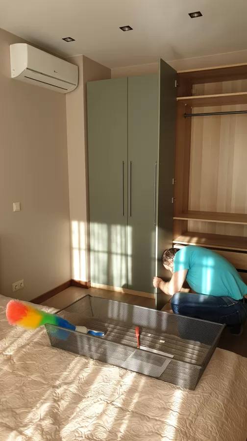 Мастер муж на час сборщик мебели прикручивает дверь в шкафу Ikea: Рига, Юрмала, Латвия