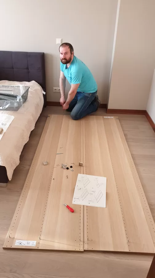 Мастер на час сборщик мебели собирает шкаф Ikea у клиента на дому: Рига, Юрмала, Латвия